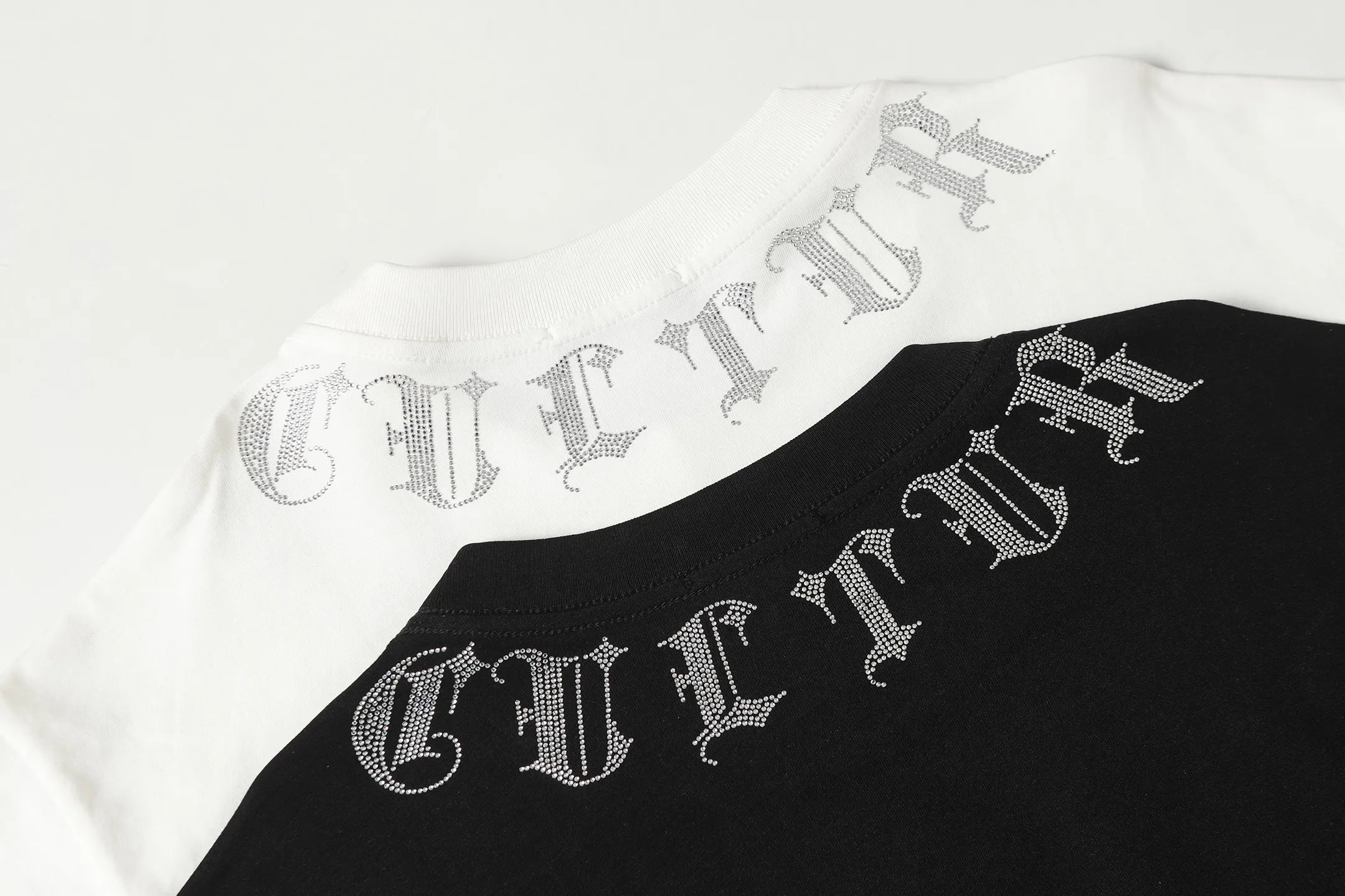 P160 Cross-border running quantity model, please do not place an order if you pursue quality -Chrome Hearts/Chrome Hearts Sanskrit hot diamond Sanskrit horseshoe explosive short-sleeved T-shirt -High weight, high density and high quality, soft, delicate and skin-friendly wool, soft and silky to the touch, excellent warmth and skin-friendly properties -Customized weaving and dyeing, no color difference, no matter the fabric or workmanship details, beat the ordinary version on the market -Colour: black white -Size: S M L XL
